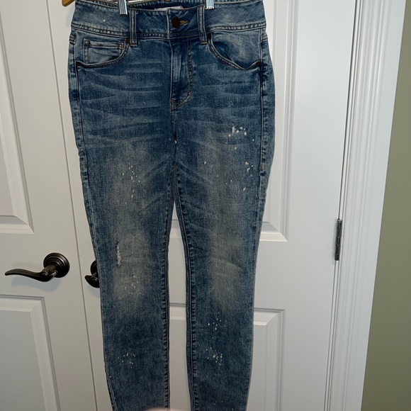 Cabi Skinny light wash distressed paint splatter. Sz 6. Excellent condition. - Picture 1 of 3